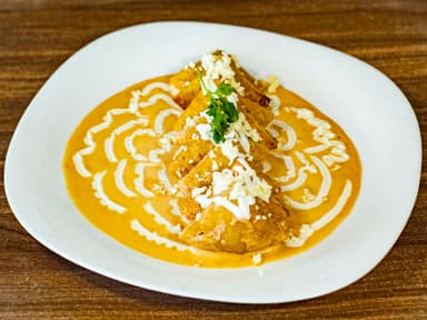 Chilaquiles  Relenos requeson  en salsa cascabel
