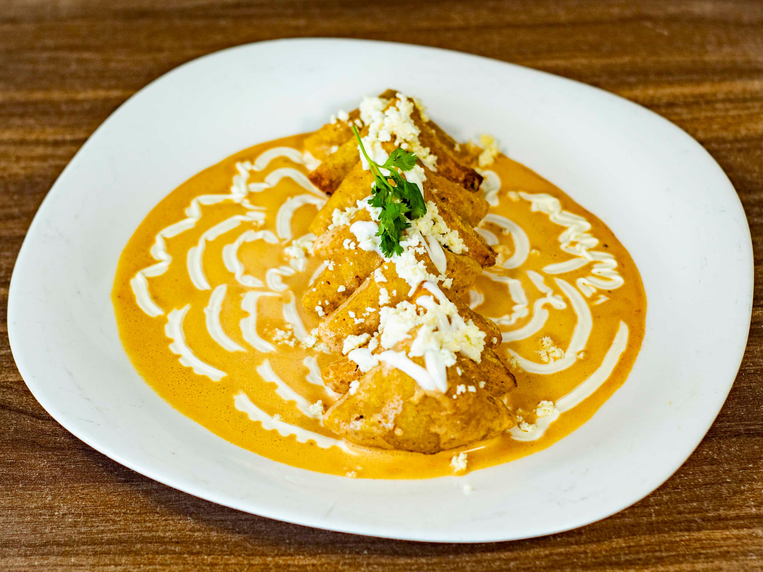 Chilaquiles  Relenos requeson  en salsa cascabel