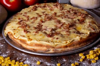 Pizza Estofada Pollo, Maíz y Tocineta Grande
