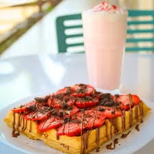 Waffles + Malteada