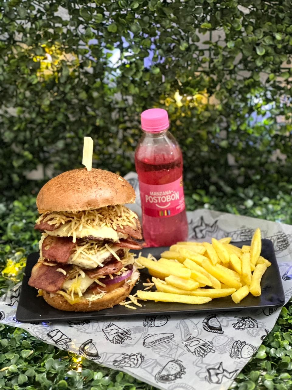 Hamburguesa Triple Carne al Carbón+ Gaseosa 250 Ml