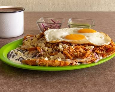 Chilaquiles con Dos Huevos y Pollo