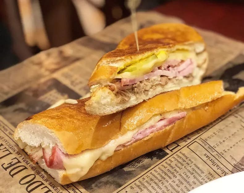 Sándwich Especial Jamón & Pollo
