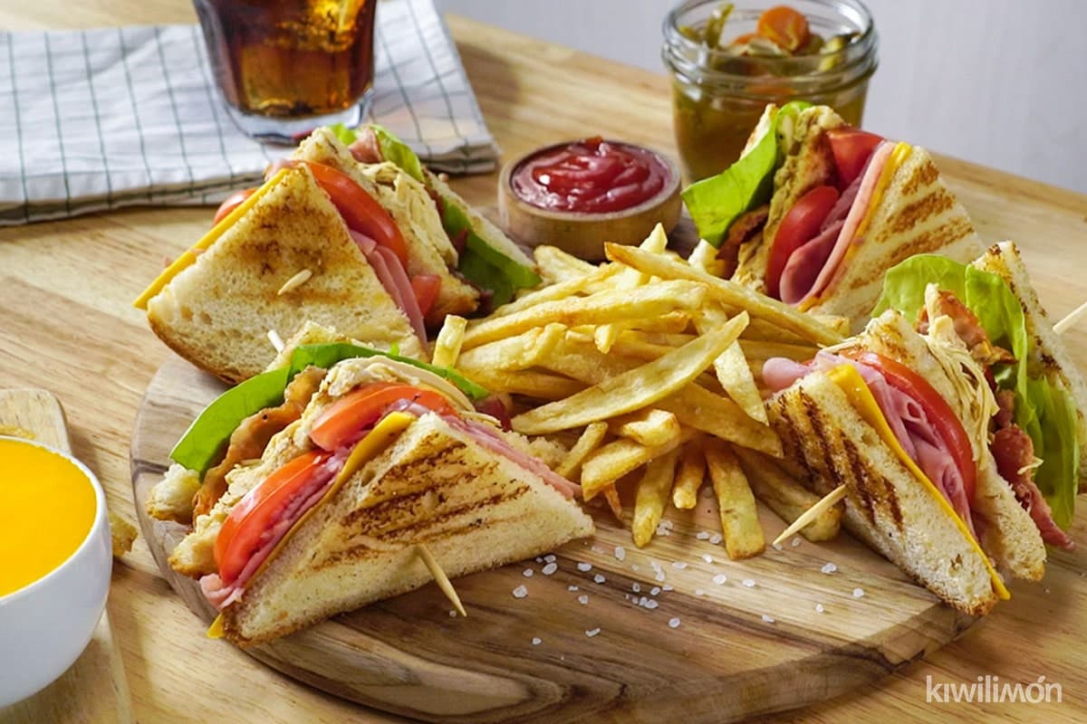 Club Sándwich + Papas a la francesa + Agua del día