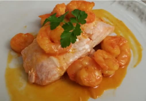 Salmon en Salsa de Camarón