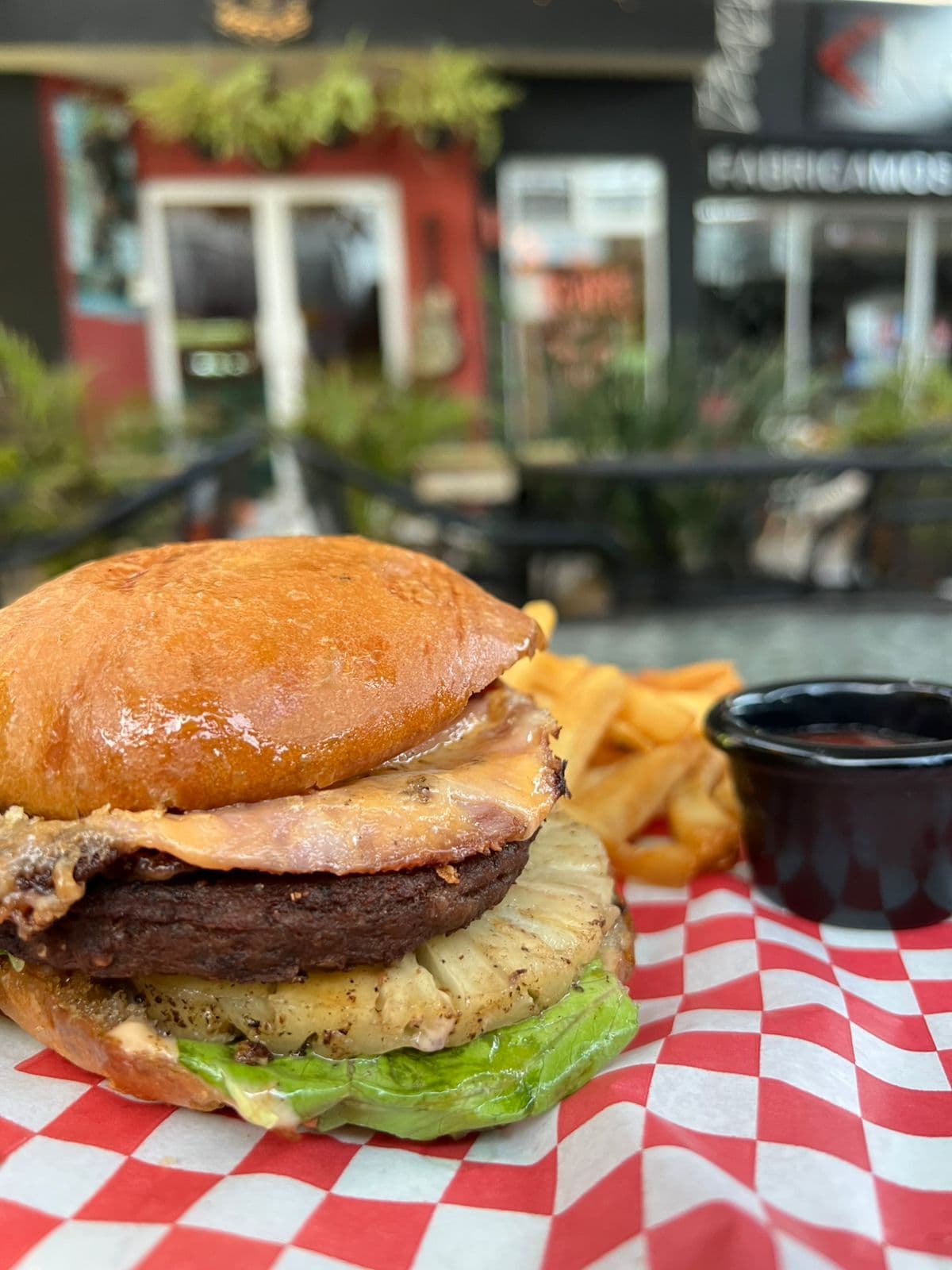 Hamburguesa Especial + Papas + Refresco