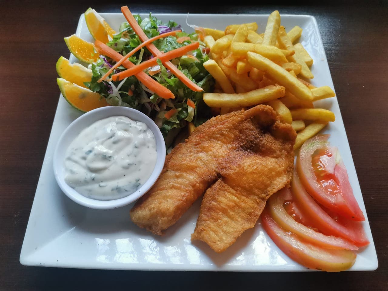 Pescado Empanizado en Salsa Tártara