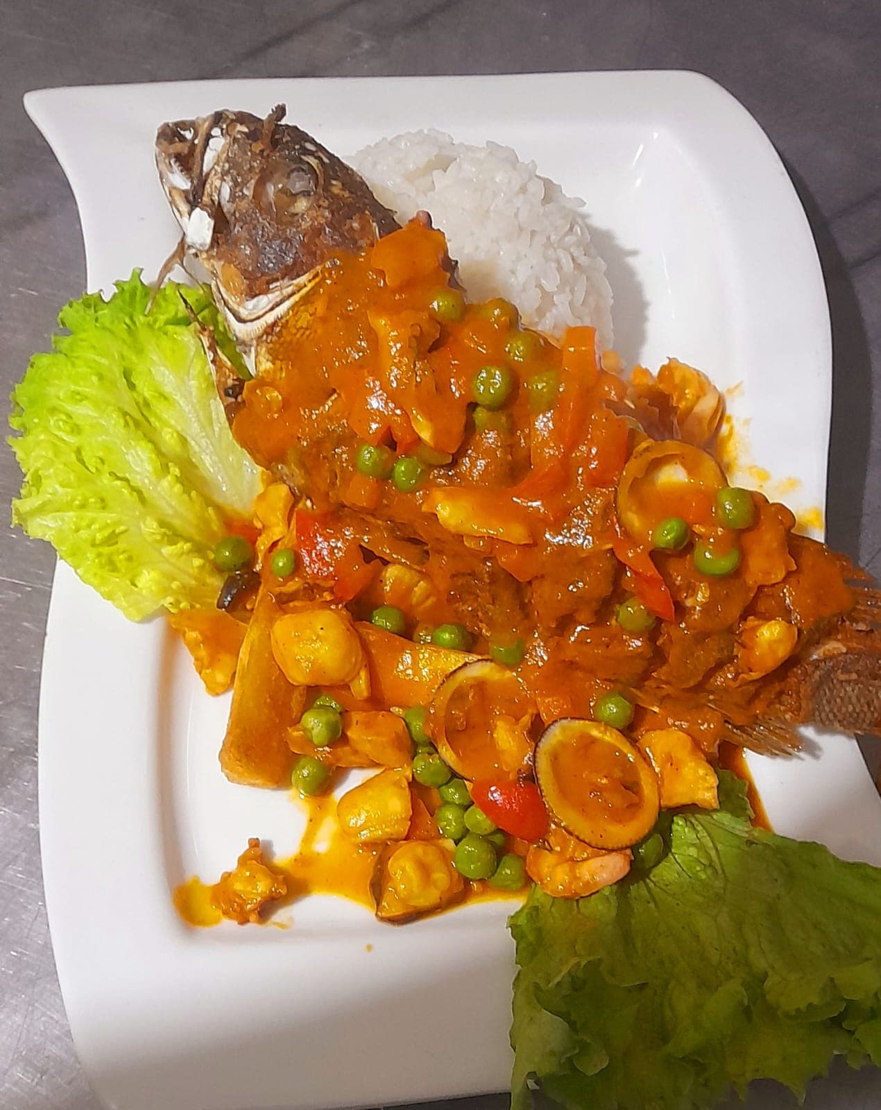 Pescado en Salsa de Mariscos