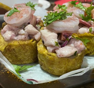 Canasta de Patacón con Ceviche Mixto