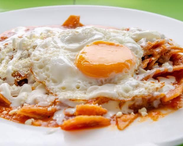 Chilaquiles con Huevos Estrellados