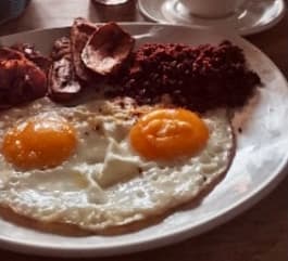 Huevos Estrellados Bañados en Mole