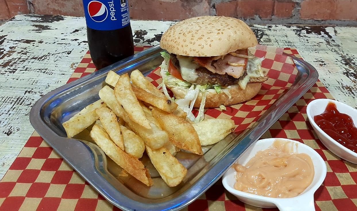 Hamburguesas DiDi con Papas y Gaseosas