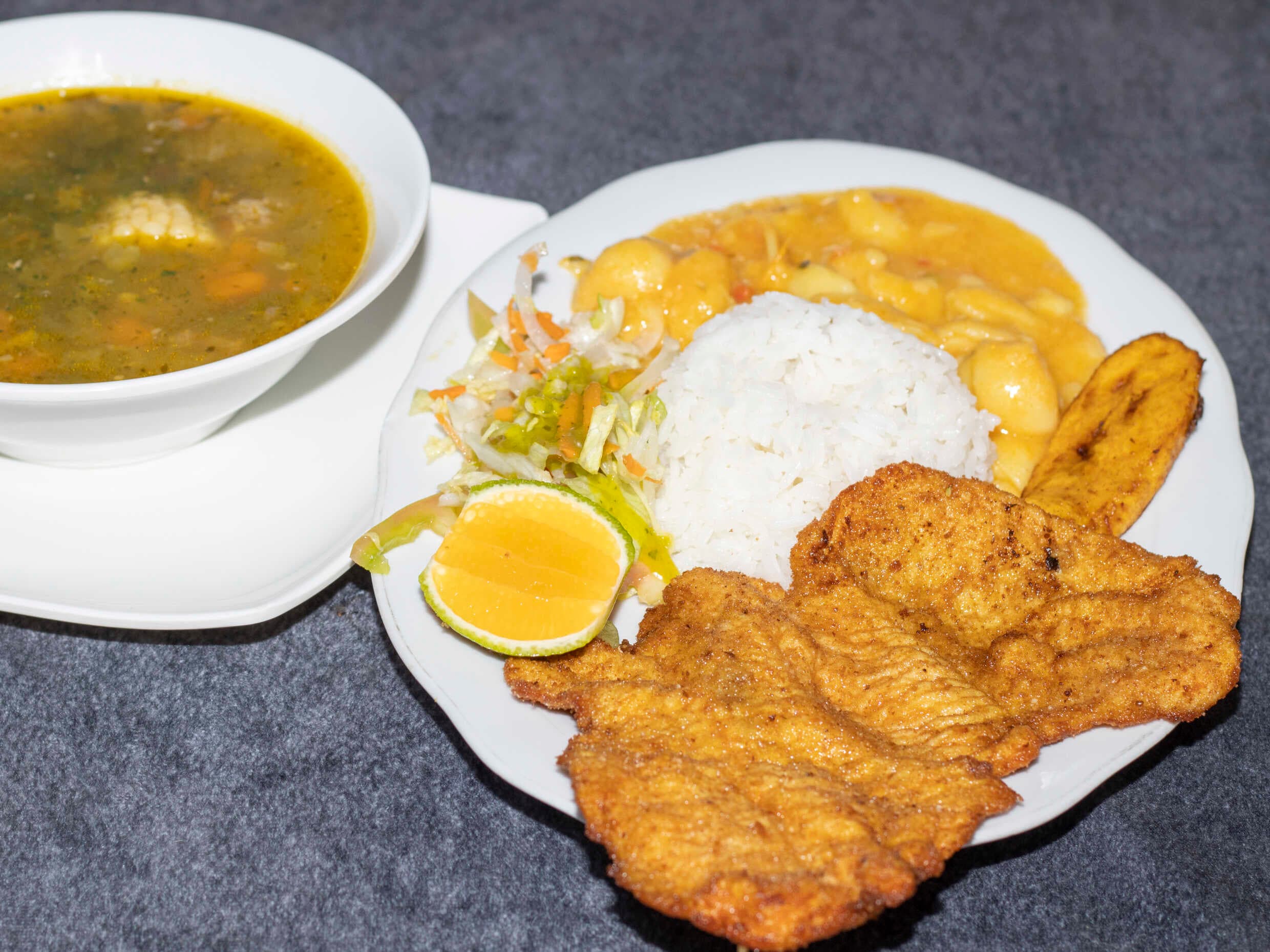Almuerzo Completo con Chuleta de Pollo