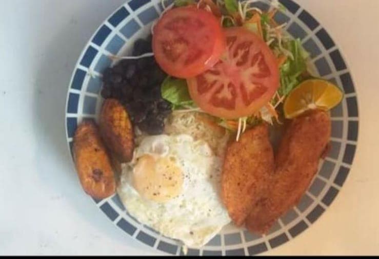 Casado Con Filet Pescado + Bebida del día