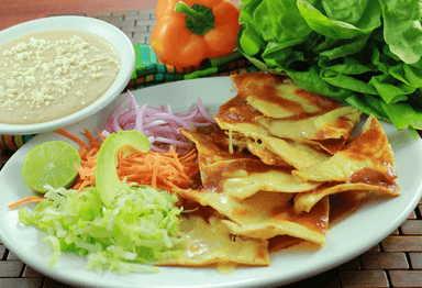 Chilaquiles rojos con pollo