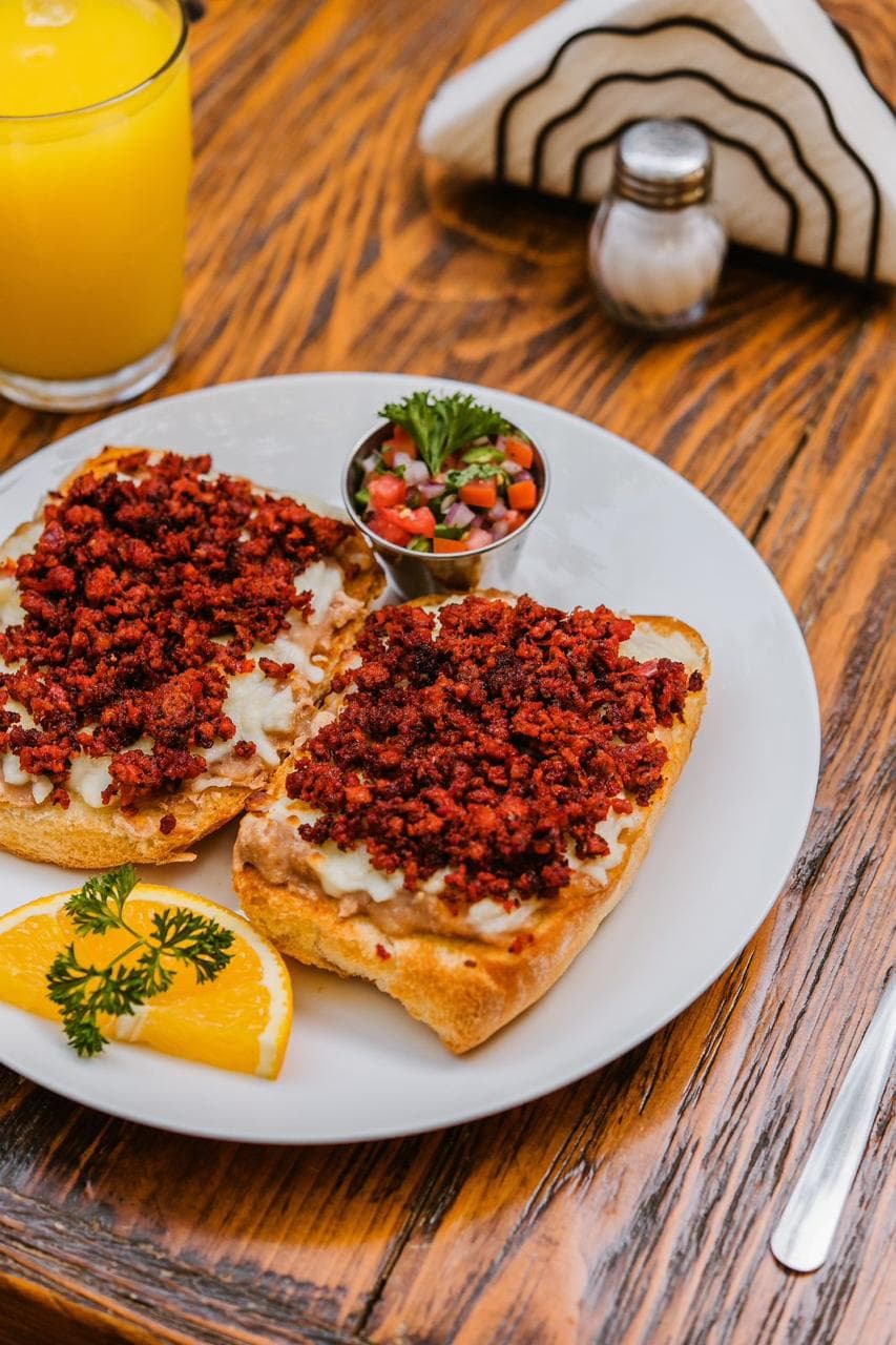 Molletes con Chorizo