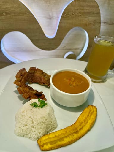 Frijoles con Chicharrón Montañero