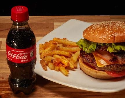 Combo Hamburguesa Sencilla con Papas y Bebida