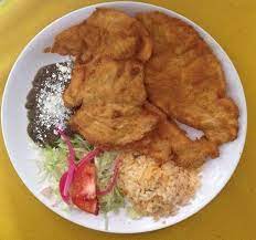Pechuga Empanizada con Ensalada