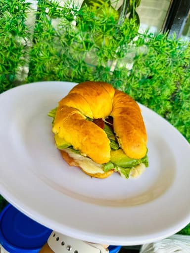 Cuernito de Jamón con Queso Blanco