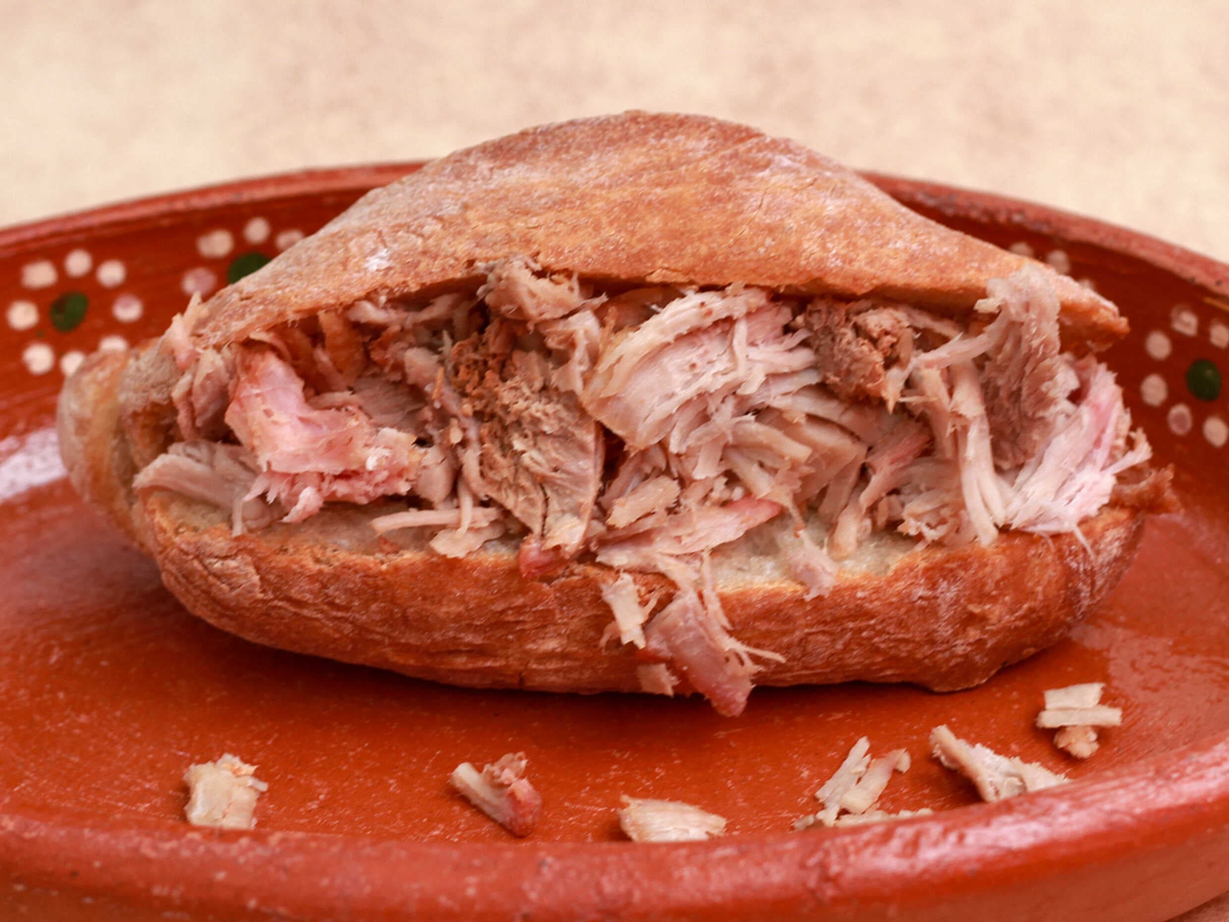Torta Mini de Carnitas