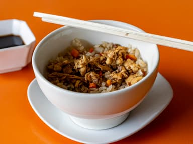 Yakimeshi con Pollo
