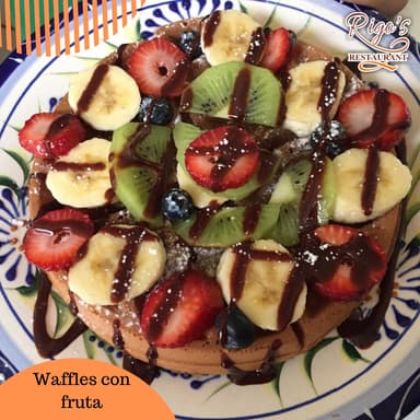 Waffle Con Fruta y Helado