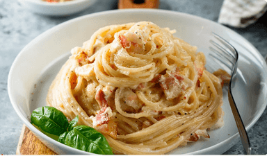 Espaguetti con Pollo Salsa Tomate Plato