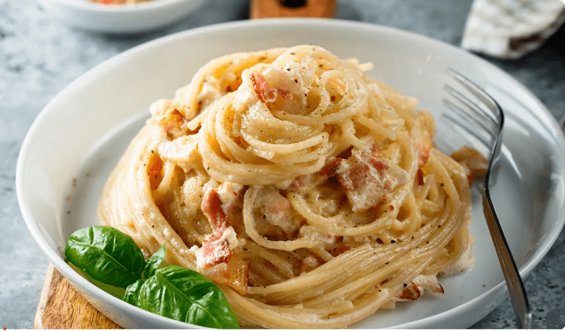 Espaguetti con Pollo Salsa Tomate Plato