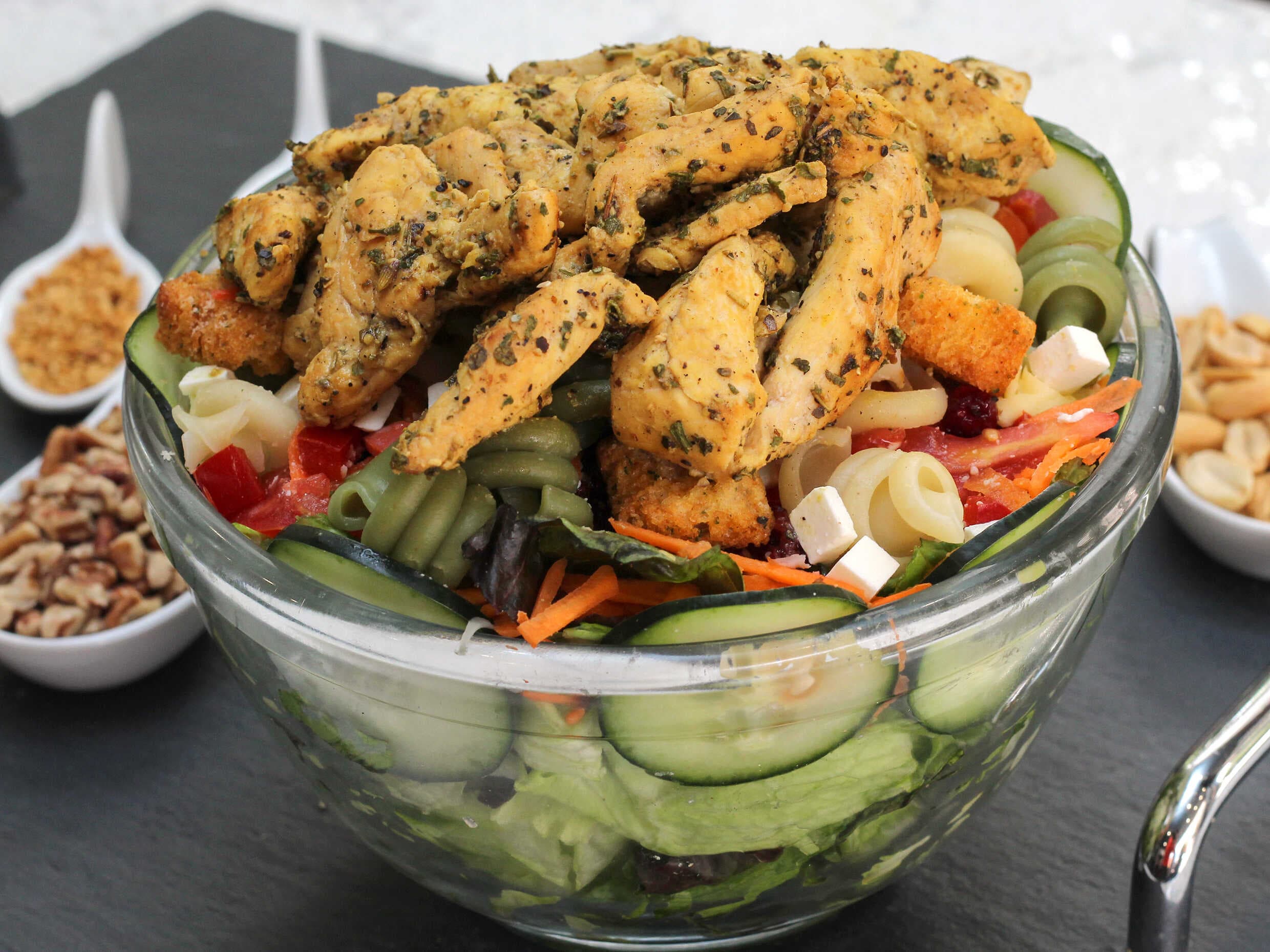 Combo Ensalada Finas Hierbas + Agua del Dia