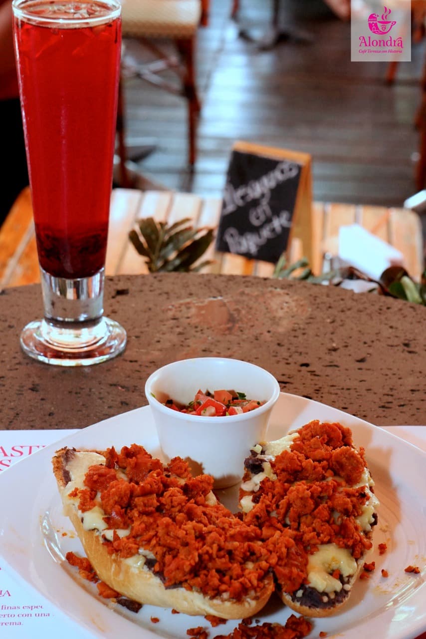 Molletes con chorizo, tocino o jamón