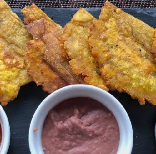 Patacones con Frijoles Molidos