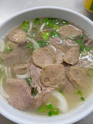 Pho Albóndigas Res + Bebida a Elegir
