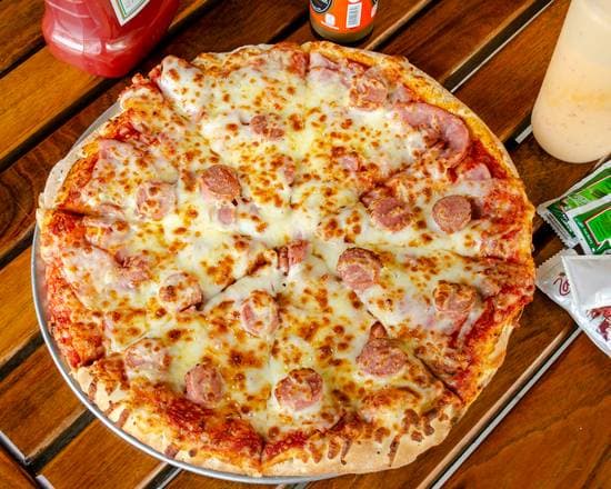 Pizza Grande de Carnes Frías