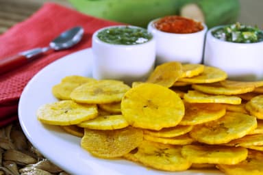 Monedas de Plátano con Salsa Criolla