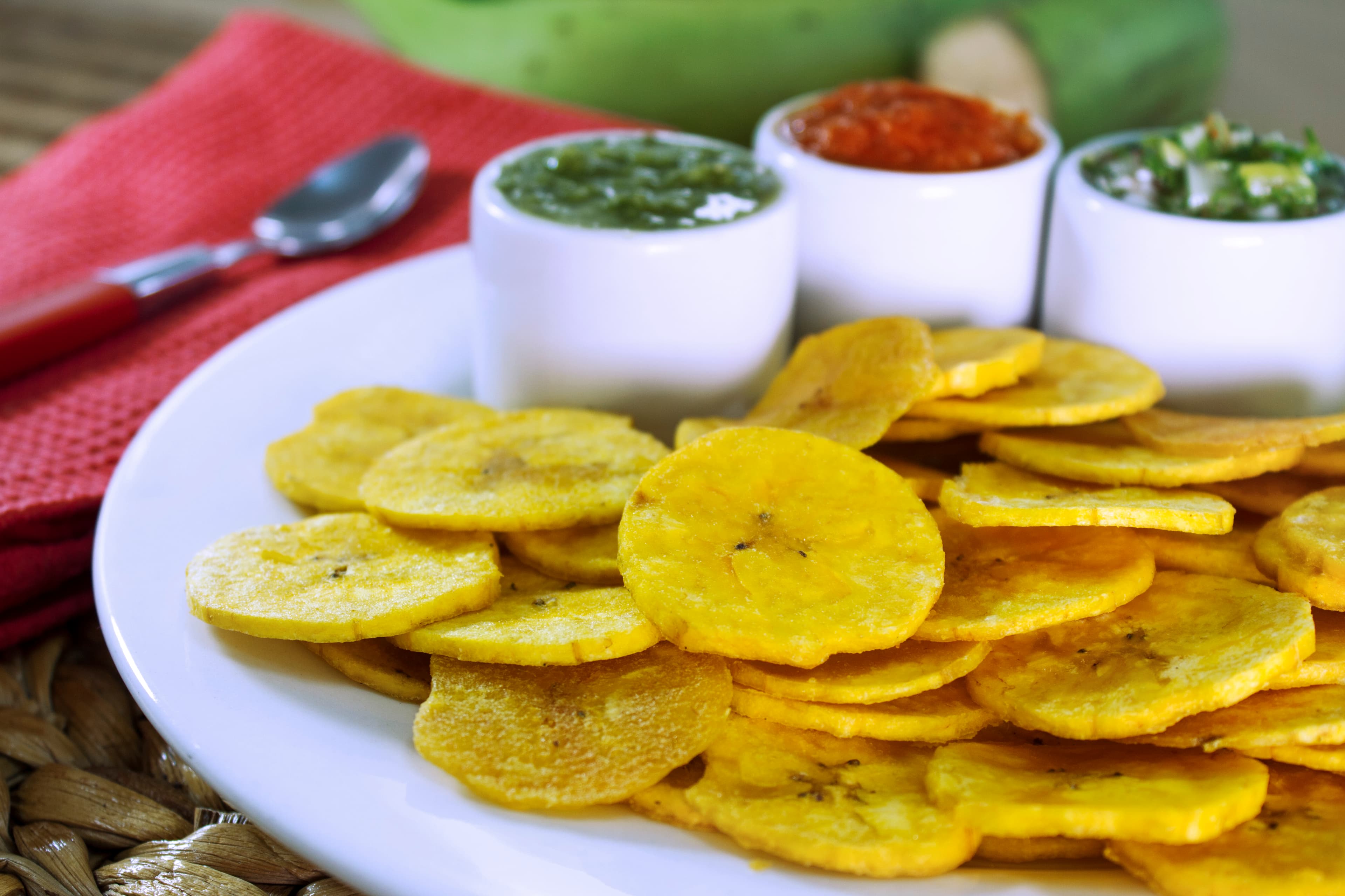 Monedas de Plátano con Salsa Criolla