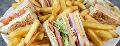 CLUB SANDWICH CON PAPAS CHIPS