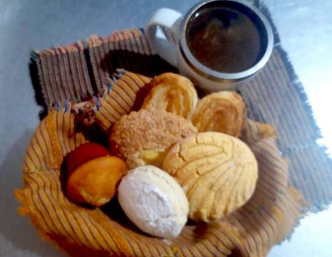 Café de olla con pieza de pan dulce