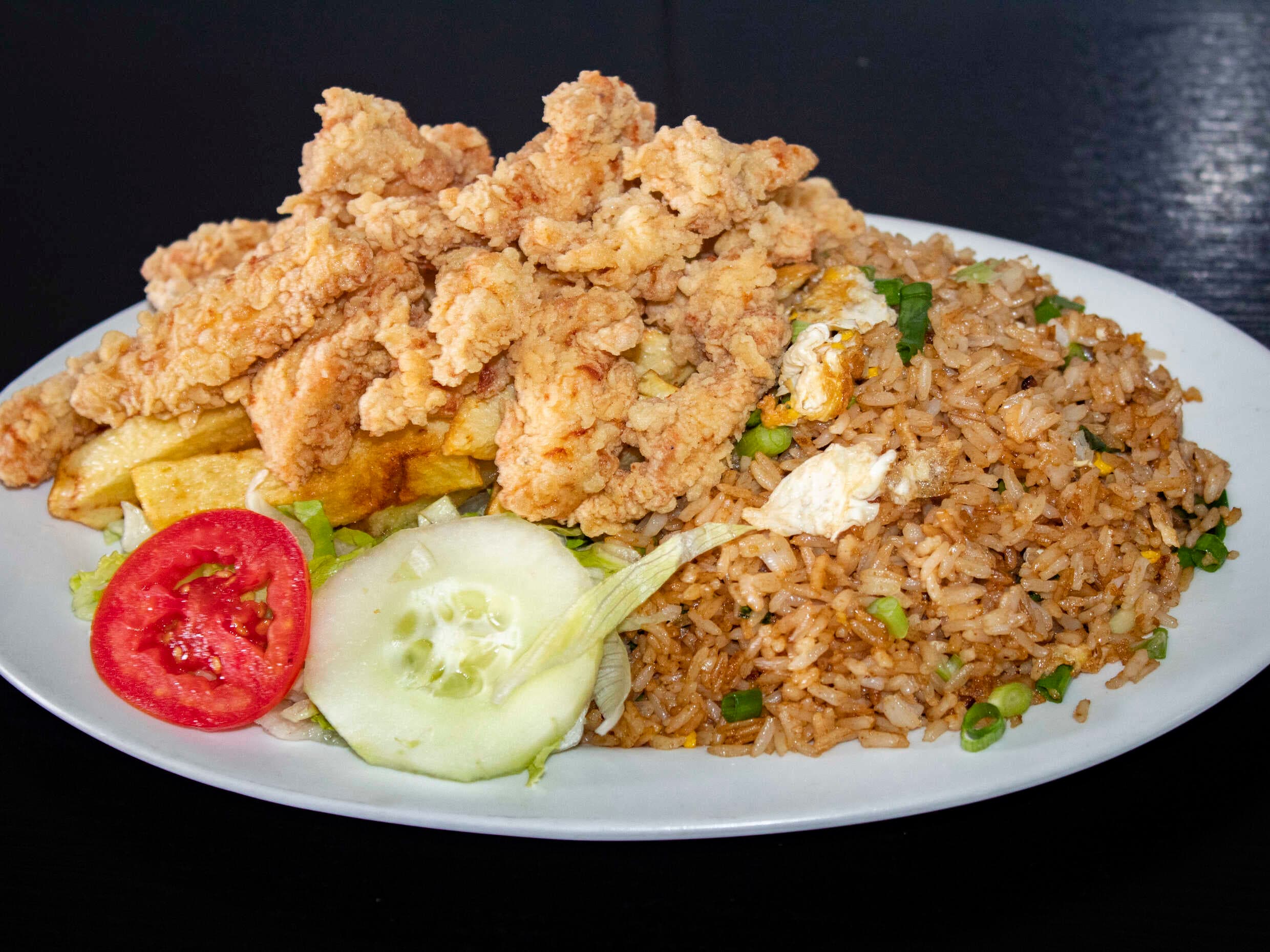 Chicharrón de Pollo con Chaufa, Papas y Ensalada