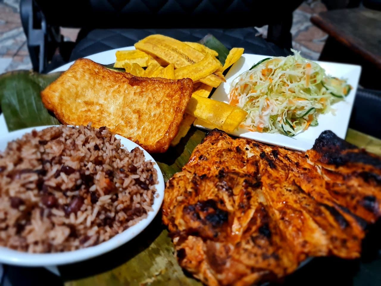 Gallo Pinto con Pollo