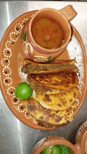 5 Quesadillas Doraditas con Birria de Costilla