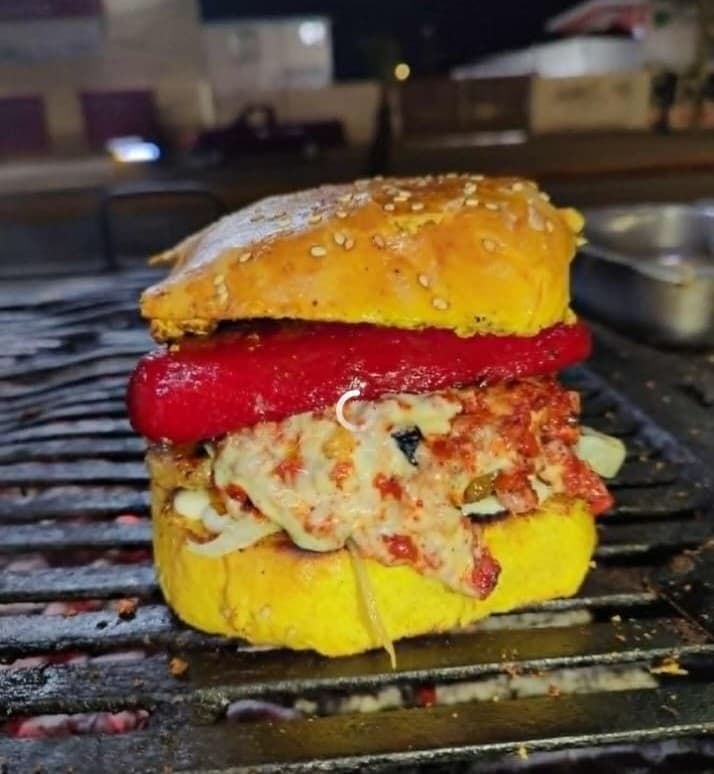 Combo Hamburguesa con Choriqueso + Papas