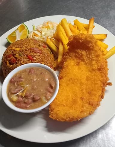 Casado con Filet de Pescado Empanizado y papas o e