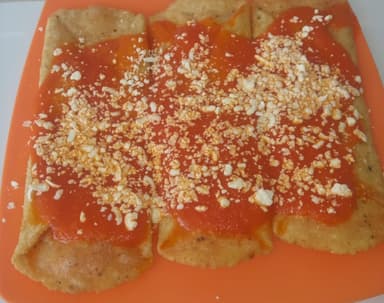 4 Enchiladas + 1/2 Litro Reca