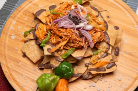 Nachos con cochinita
