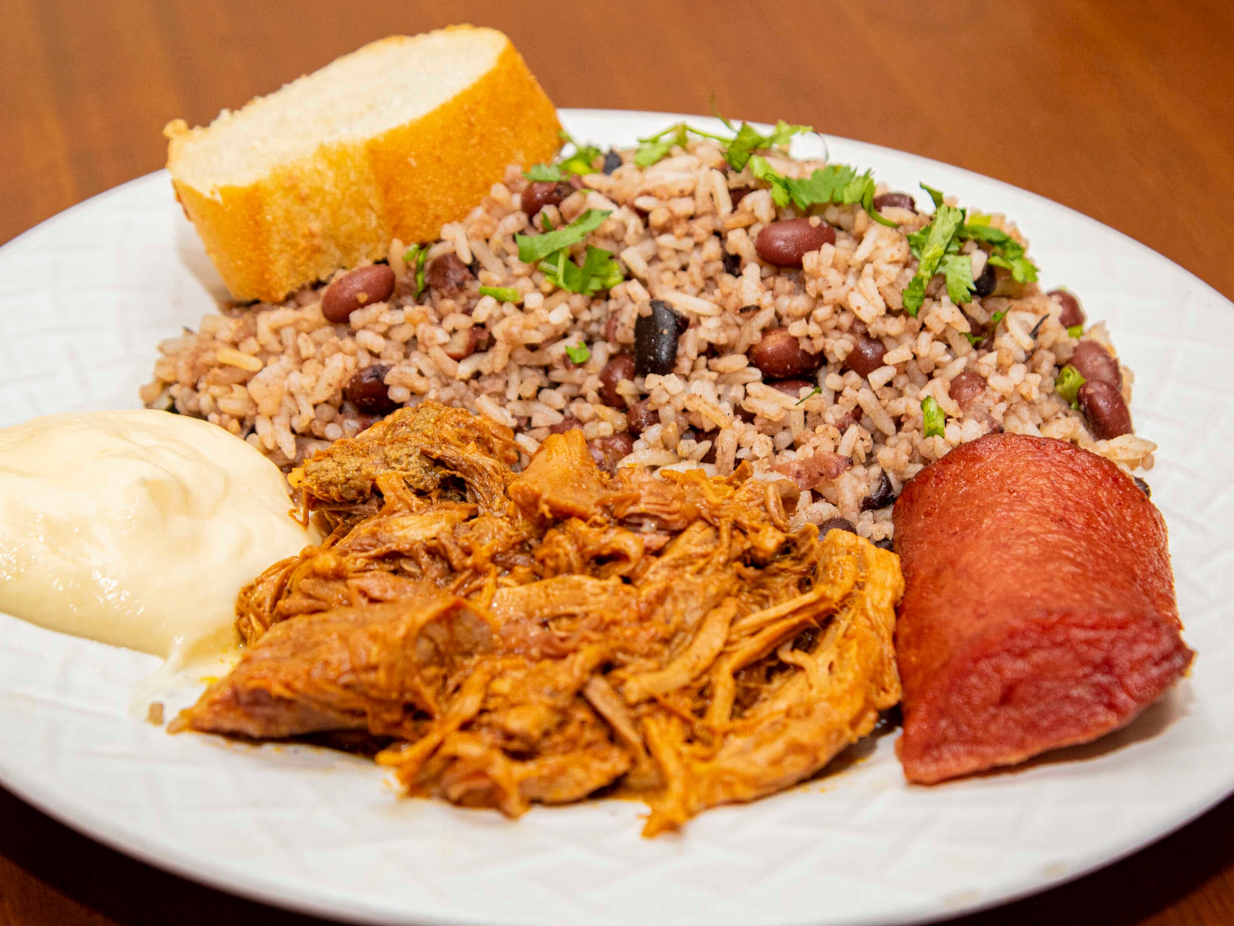 Pinto con Carne Mechada