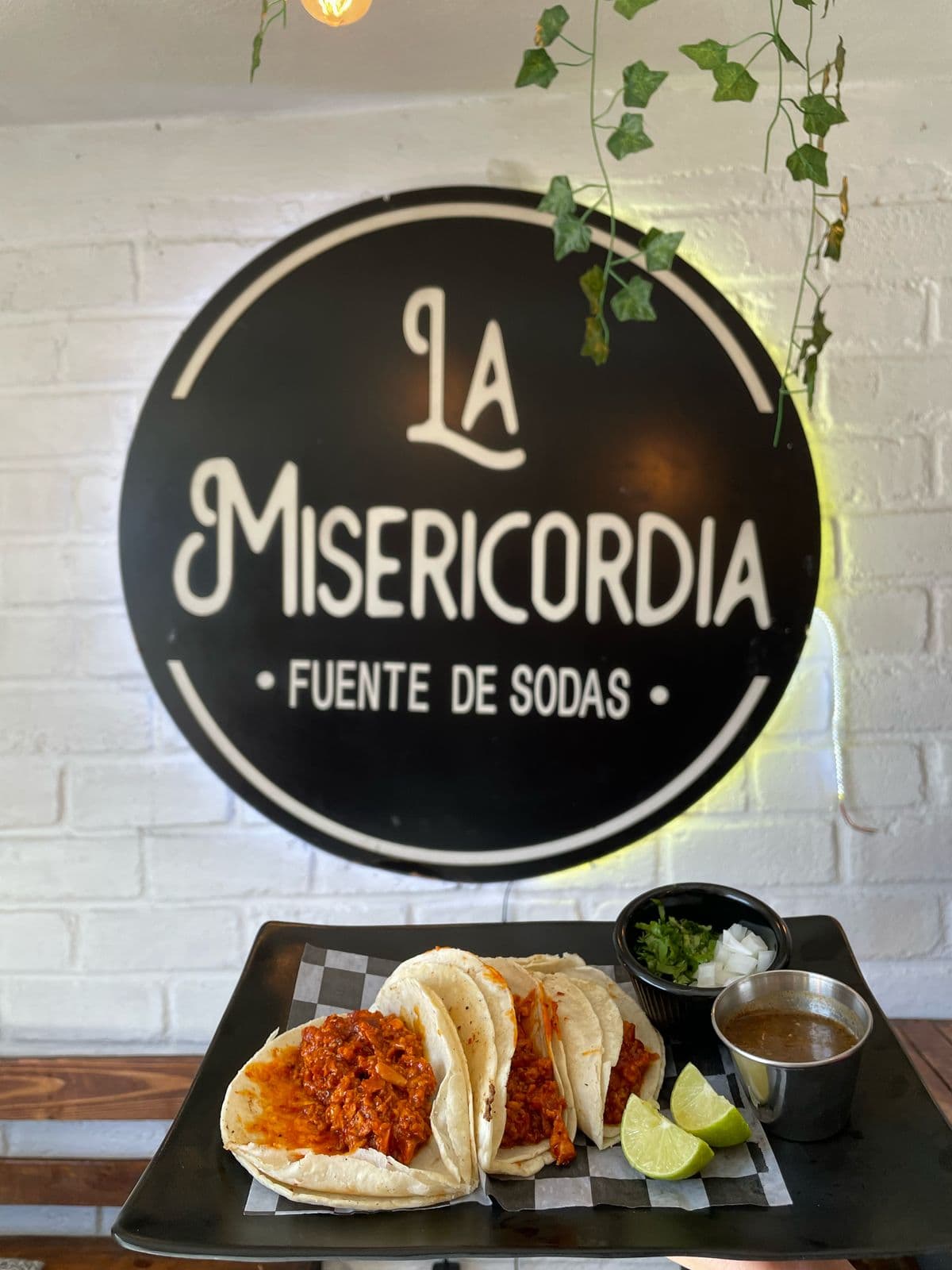 Taco de Chicharrón en Salsa Roja