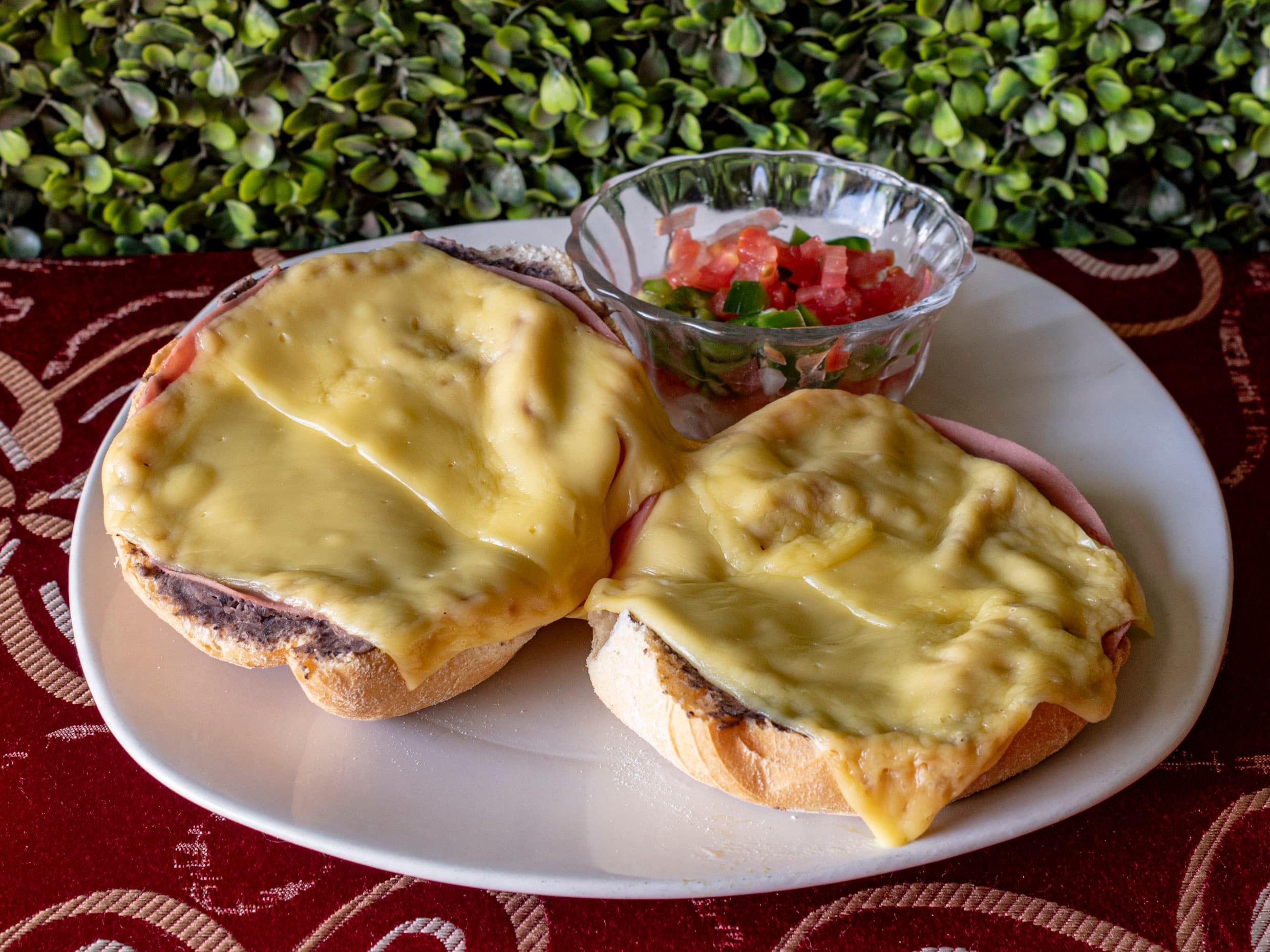 Combo Molletes del Día + Agua Fruta Natural