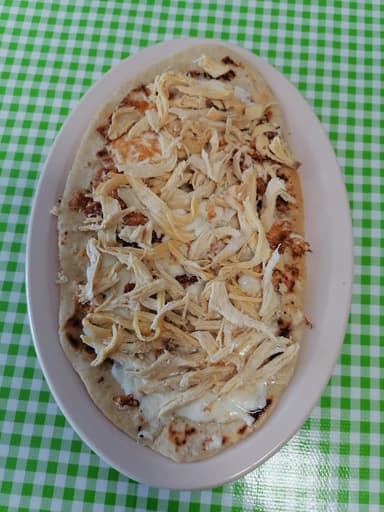 Huarache con Pollo deshebrado