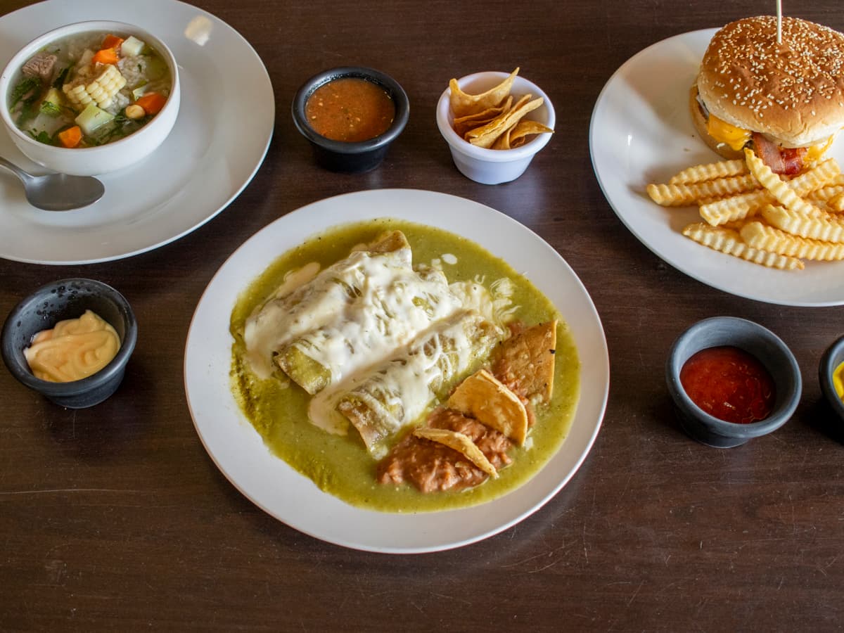 Comida Incluye Entrada Plato Fuerte Postre y Agua